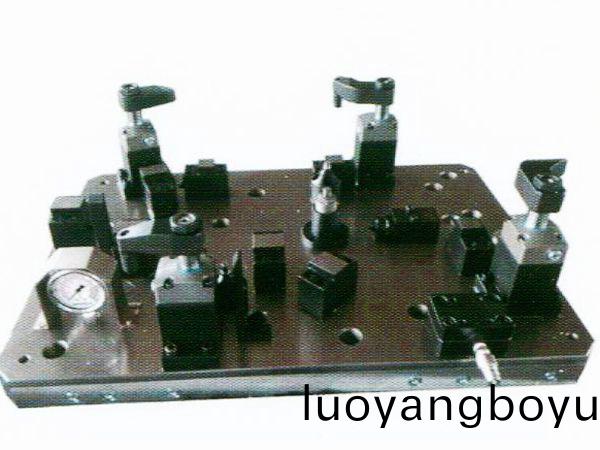 齒(chi)輪室(shi)罩(zhao)蓋液(ye)壓(ya)裌具